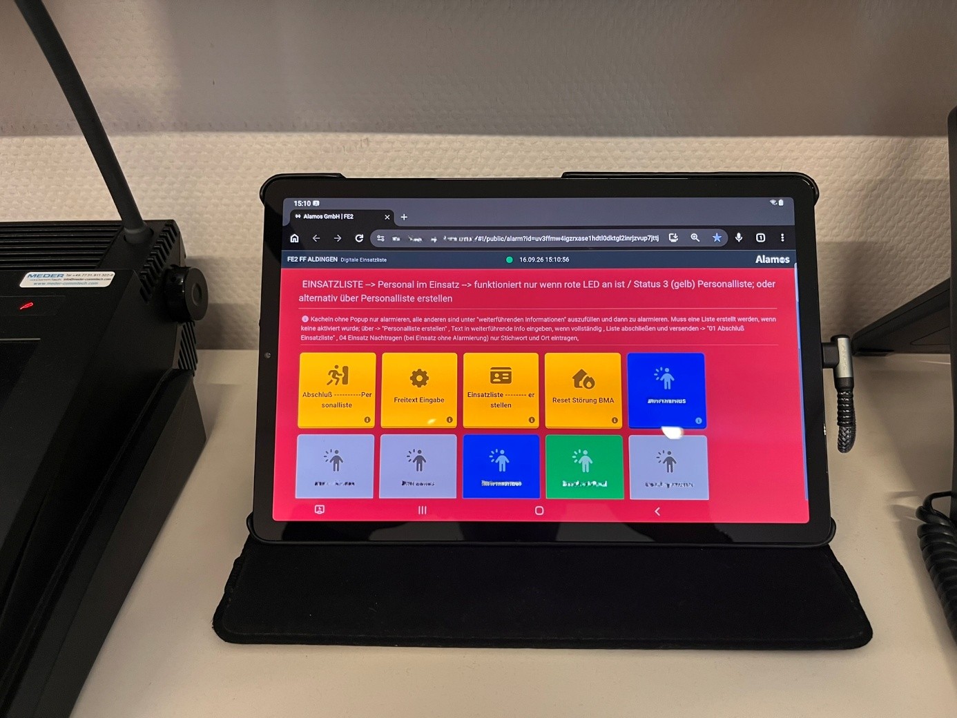 Tablet in der Wache: Über die Alarmcontainer bucht sich jeder nach einem Alarm selbst zum Einsatz